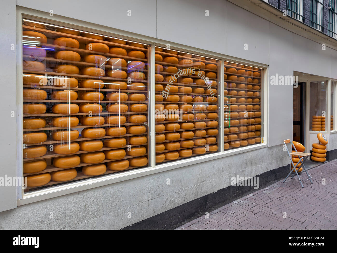 AMSTERDAM, NIEDERLANDE - 27. Mai: Schaufenster eines Käses store am Haringpakkerssteeg Straße am 27. Mai 2018 in Amsterdam, Niederlande. Die Geschichte der Käserei im Land erstreckt sich über 1600 Jahre. Stockfoto
