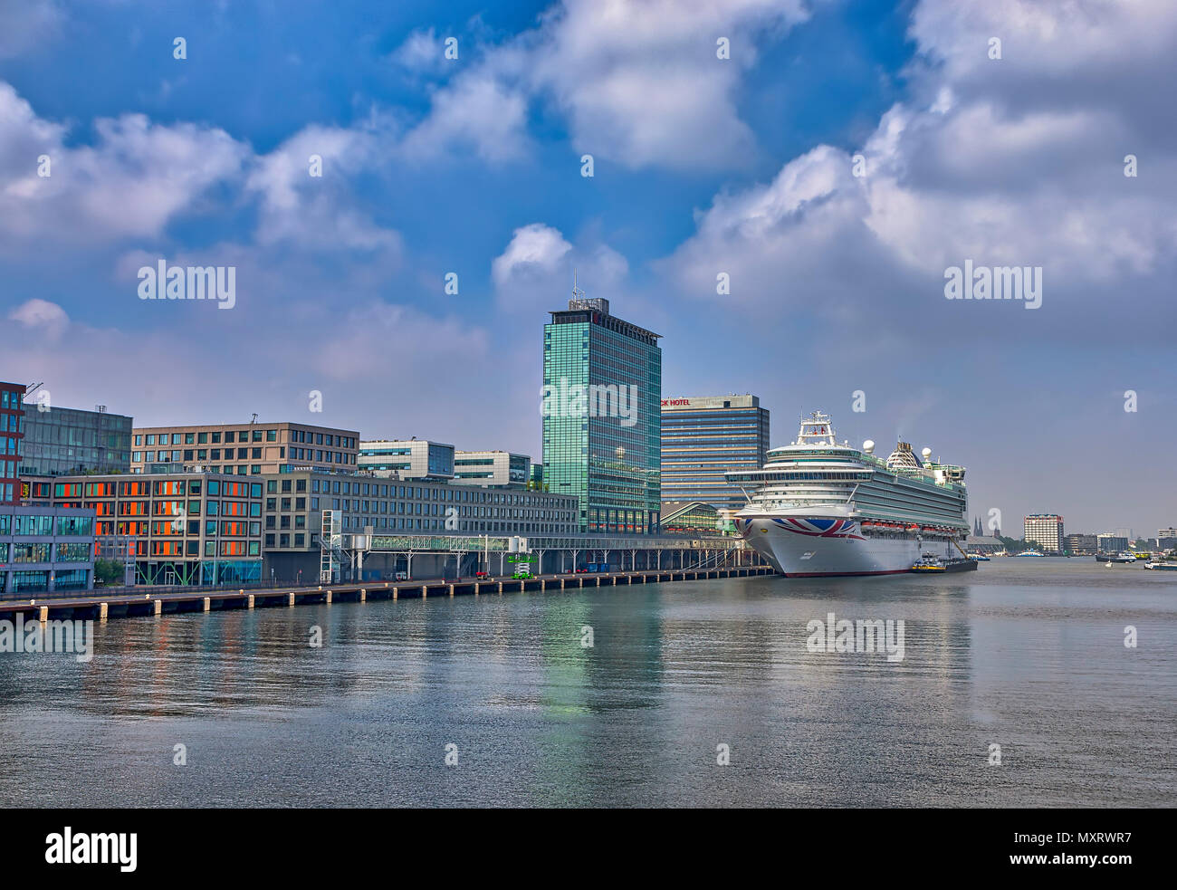 AMSTERDAM, NIEDERLANDE - 30. Mai: (Anmerkung des Editors: Das Bild ist ein digitales Composite.) Die 'MS Azura' hochseetaugliche Schiff ist im Hafen von Amsterdam (IJhaven Hafen) am 30. Mai verankert, 2018 in Amsterdam, Niederlande. Amsterdam ist ein sehr beliebtes Ziel von ocean-going touristische Schiffe. Stockfoto