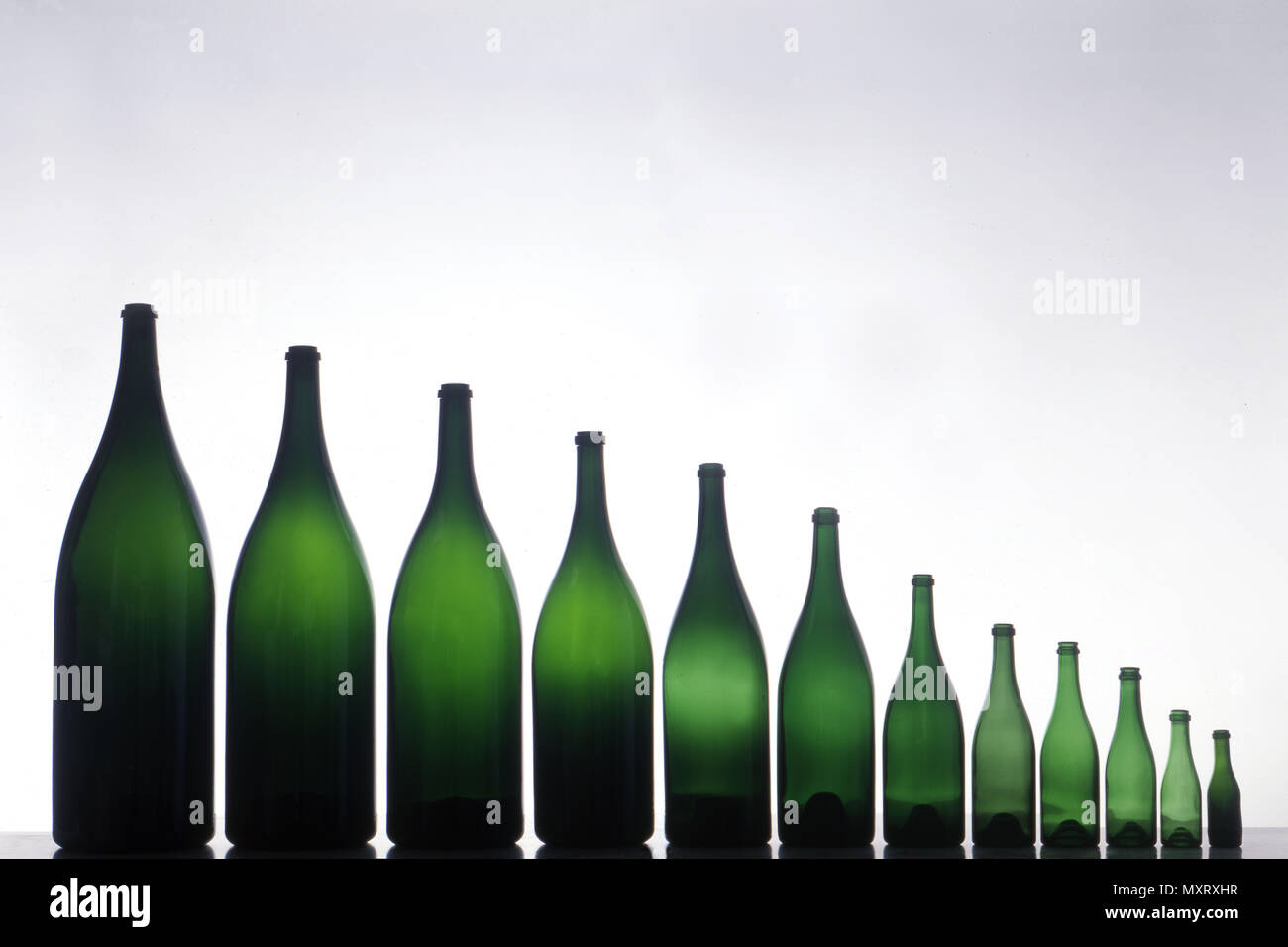 Herstellung von kleinen Flaschen Champagner, 12 Flaschen Champagner unterschiedlicher Größe, von der kleinsten bis zur größten: 1/8 Flasche (10cl), 1/4 Stockfoto