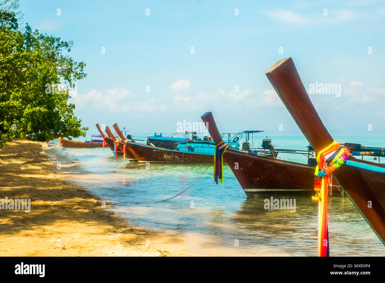 Schöner Strand, traditionellen Long tail Boot und das kristallklare Meer in der Ko Ngai in Thailand Stockfoto