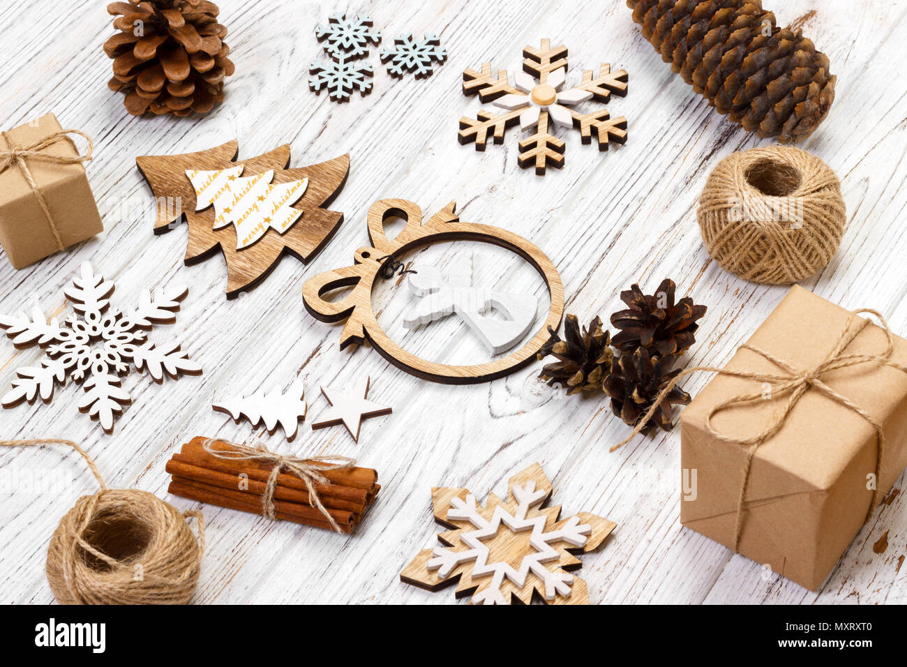 Weihnachten Komposition. Geschenk, Weihnachtsdekoration, Schneeflocke, Tannenzapfen Flach Top View Stockfoto