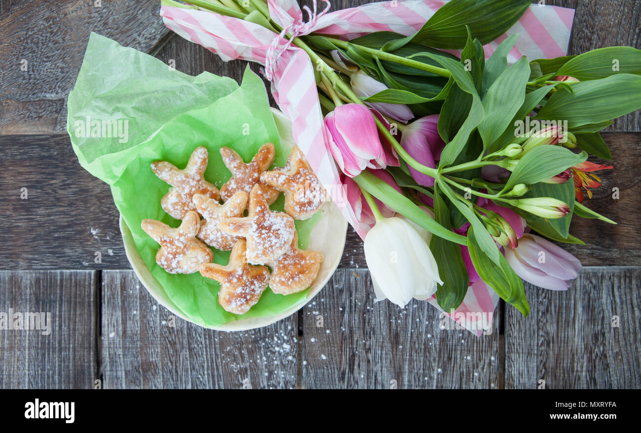 Kleine Osterhasen cookies und ein Bündel von Frühling Blumen Stockfoto