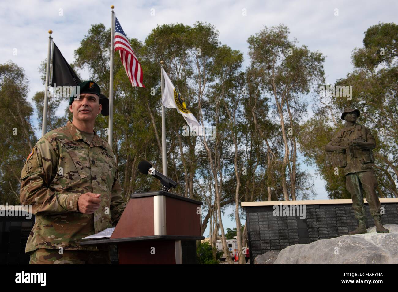 Army Command Sgt. Maj. Patrick McCauley, U.S. Special Operations Command älterer Soldat Führer, spricht während einer Memorial Day Beobachtung im Special Operations Gedenkstätte auf MacDill Air Force Base, Fla., Mai 24, 2018, 24. Mai 2018. Die Bundesregierung Holiday dient als Zeit service Mitglieder, starb, während er in der Bundeswehr Dienst zu ehren. (Foto: US Air Force Master Sgt. Barry Loo). () Stockfoto
