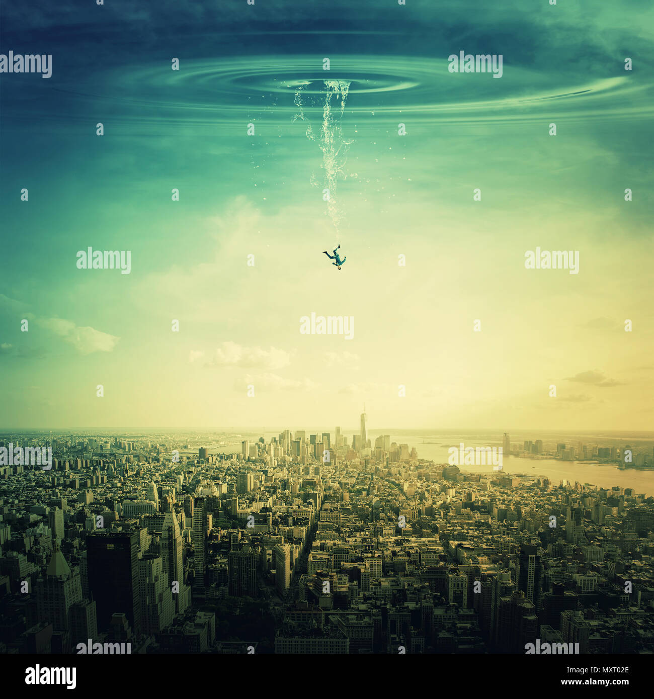 Silhouette des Geschäftsmannes, die vom Himmel fallen über die große Stadt. Mystische Wasser in einen Absturz Mann. Unternehmen scheitern und Verlust. Wird gefeuert Stockfoto