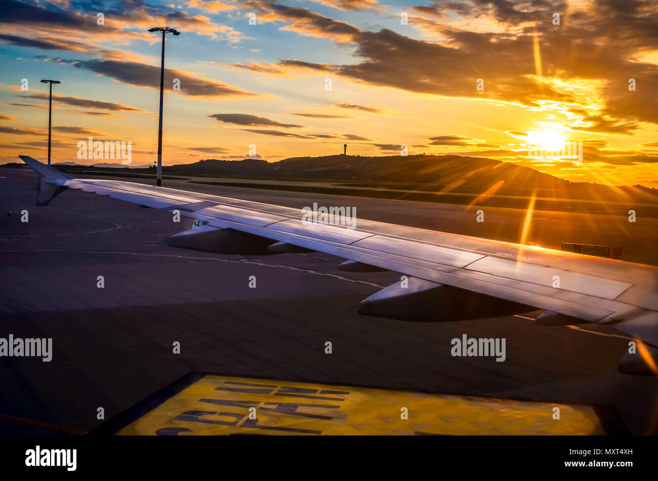 Die Tragfläche des Flugzeugs, während mit wunderschönen Sonnenaufgang Licht angelandet worden. Stockfoto
