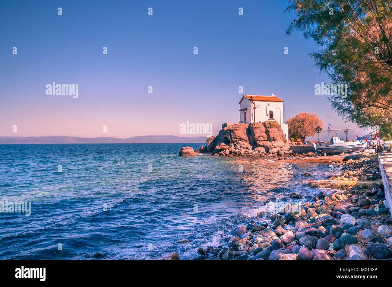 Die kleine Kirche Panagia Gorgona befindet sich auf einem Felsen in der Skala Sykamias, einem malerischen Dorf am Meer von Lesbos. Stockfoto