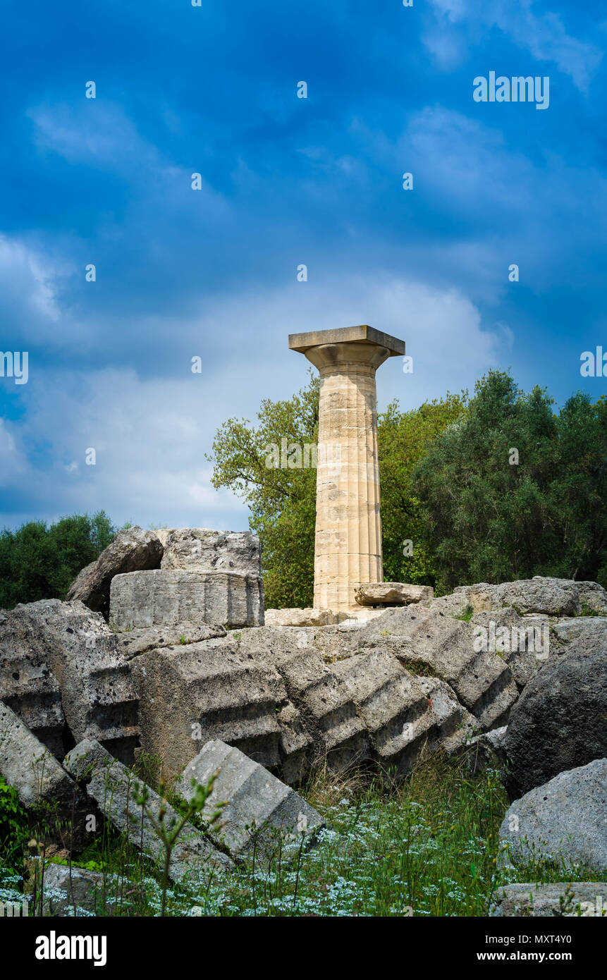 Die archäologische Stätte des antiken Olympia. Der Ort, an dem die Olympischen Spiele in der Antike geboren wurden und wo die Olympische Fackel heute entzündet wird. Stockfoto