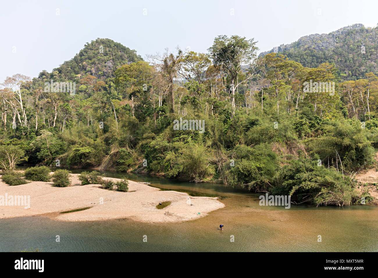 Dorfbewohner Waschen im Fluss, Nong Ping, Laos Stockfoto