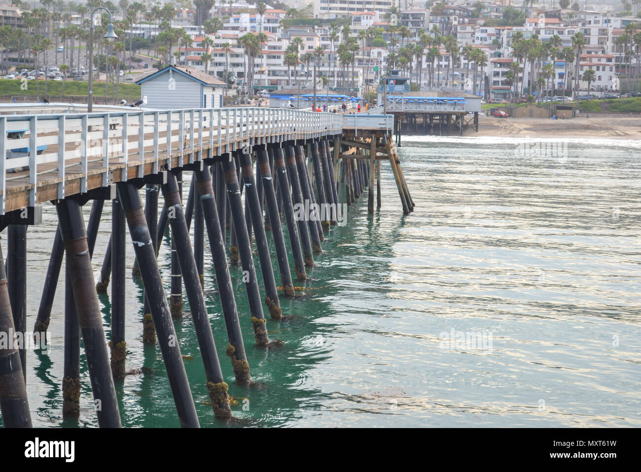 Anreise nach San Clemente Beach, Kalifornien an einem nebligen Morgen und Orange County wake beobachten, die an diesem berühmten Strand Ziel Stockfoto