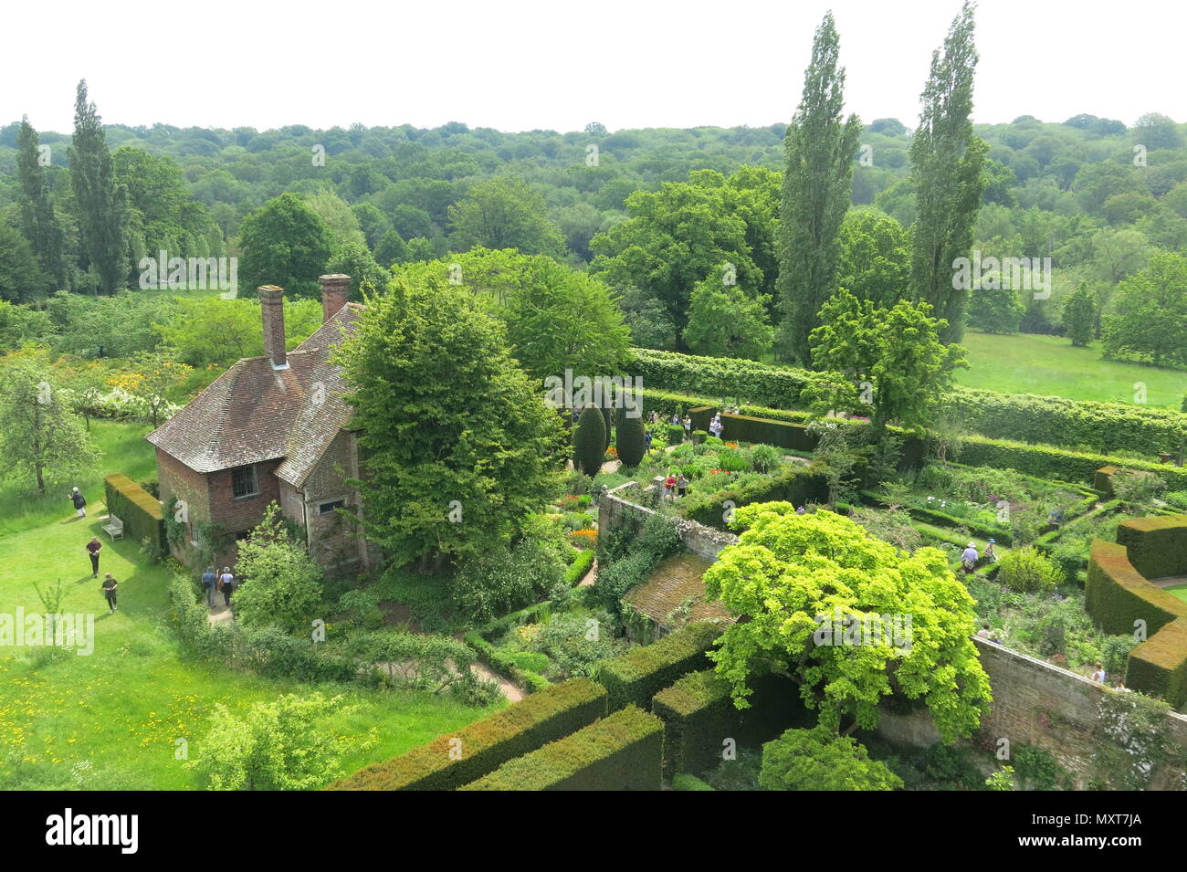 Aus der Vogelperspektive die berühmten Gärten und die umliegenden Immobilien bei Sissinghurst Castle an der Spitze des Turms getroffen; ein National Trust property in Kent Stockfoto