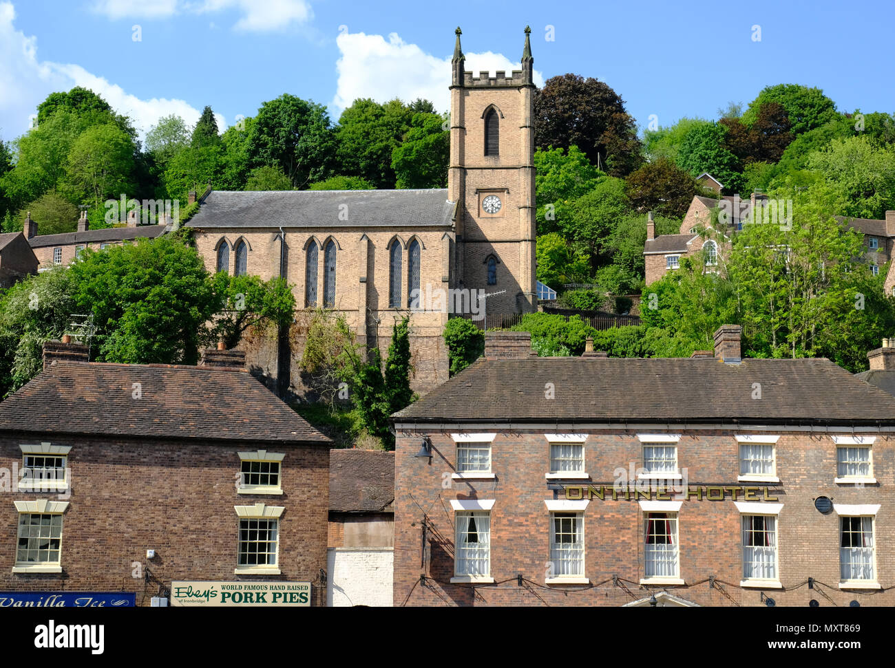 Ironbridge Stadt in Shropshire, mit der Kirche auf den steilen Hang Stockfoto