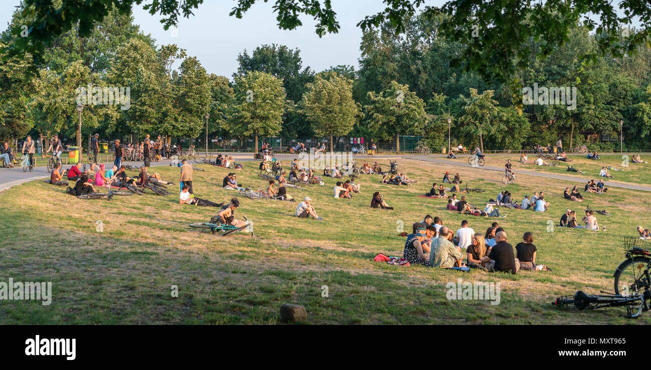 Görlitzer Park, Menschen entspannend bei Sonnenuntergang, Kreuzberg, Berlin Stockfoto