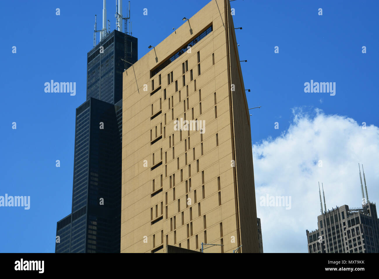 Die Bundesregierung Metropolitan Correctional Center in der Innenstadt von Chicago ist ein Beispiel für brutalist Architecture und im krassen Gegensatz zu den Willis Tower Stockfoto