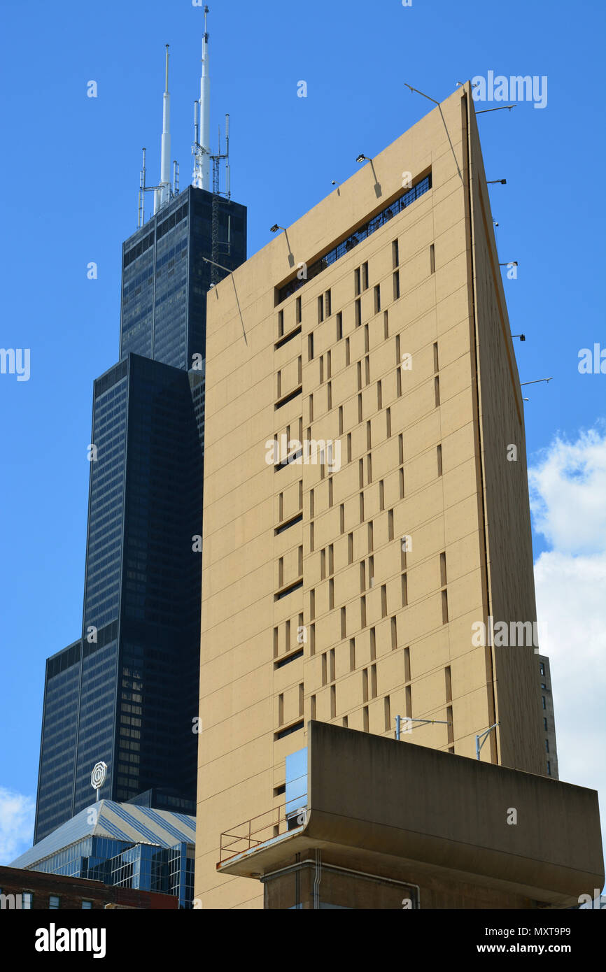 Die Bundesregierung Metropolitan Correctional Center in der Innenstadt von Chicago ist ein Beispiel für brutalist Architecture und im krassen Gegensatz zu den Willis Tower Stockfoto