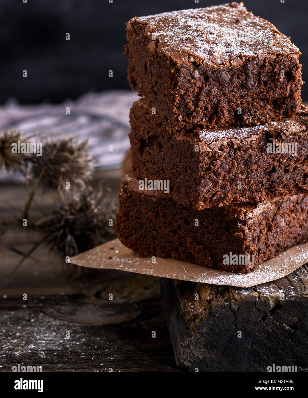Stapel der quadratische Scheiben gebackene Brownie pie, Nahaufnahme Stockfoto