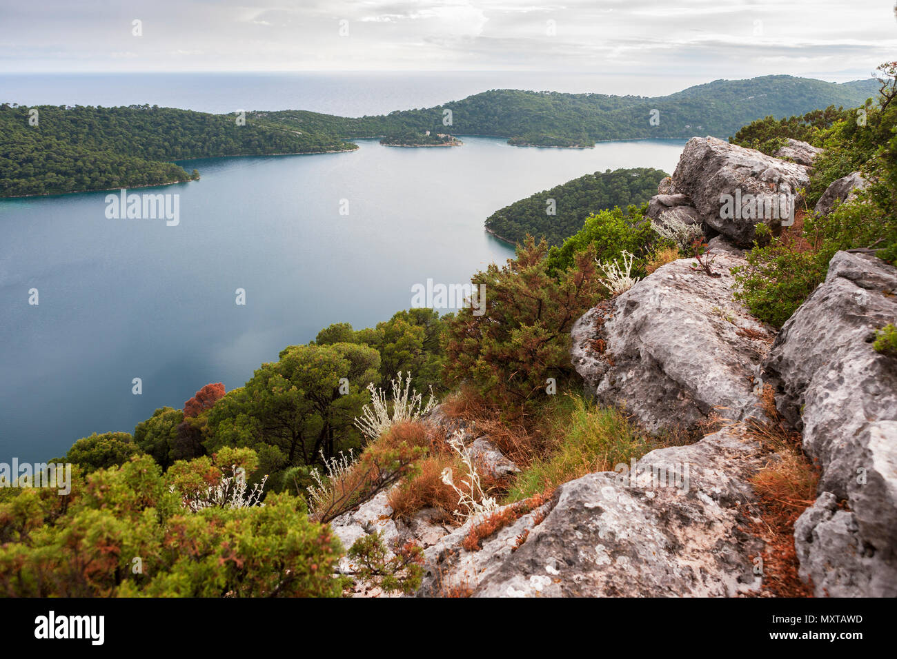 Veliko Jezero: Ein großer See im Nationalpark Mljet, Otok Mljet, Dubrovnik-Neretva, Kroatien, von Veliki Trogir gesehen Stockfoto