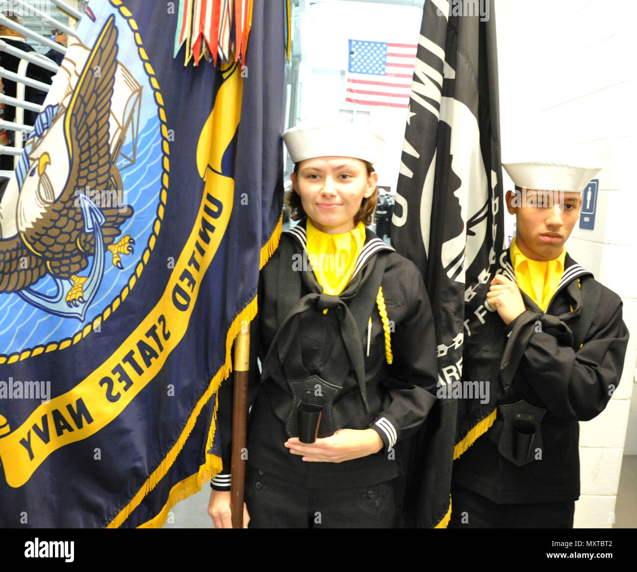 161123-N-SL 853-244 GREAT LAKES, Illinois (Nov. 23, 2016) Eine von Abteilung 904 Rekruten hält die United States Navy Flagge als Mitglied der Color Guard rekrutieren am Mittelweg zeremoniellen Drill Hall, Recruit Training Command. Die durchführenden Abteilungen, die für die Rekrutierung von Chor, Band, Drill Team, Flaggen und die Mitarbeiter der Praxis wöchentliche Abschluss in der Vorbereitung für ihre Leistung an der Staffelung rekrutieren. Über 30,000-40,000 Rekruten Absolvent jährlich nur von Boot Camp der Marine. (U.S. Marine Foto von Chief Petty Officer Seth Schaeffer/Freigegeben) Stockfoto