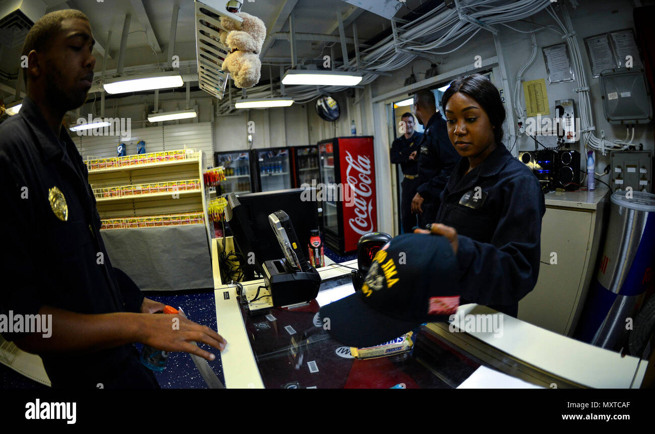 Atlantik (31. 6, 2016) - Seemann Indien Smith verkauft die Ware an Bord des Schiffes store Amphibisches Schiff USS Iwo Jima (LHD7). Iwo Jima ist unterwegs verfolgen Mobility-Engineering (MOB-E) und Mobility-Seaman (MOB-S) Zertifizierungen als Teil des Schiffes vor der Bereitstellung Qualifizierung. (U.S. Marine Foto von Petty Officer 3. Klasse Jess E. Toner/Freigegeben) Stockfoto