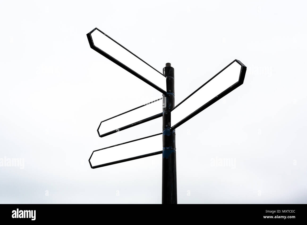 Leeres Schild mit Text auf weißem Hintergrund - 4 Zeichen, Querformat Stockfoto