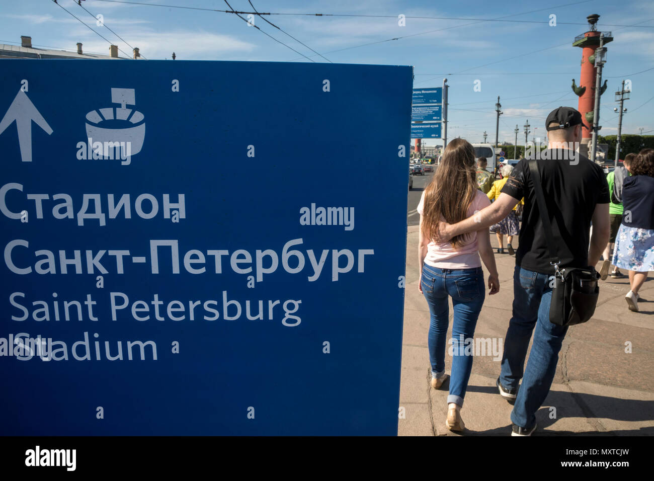 Zeiger auf das Fußball-Stadion für die Fans der FIFA WM 2018 installiert im Zentrum von St. Petersburg, Russland Stockfoto