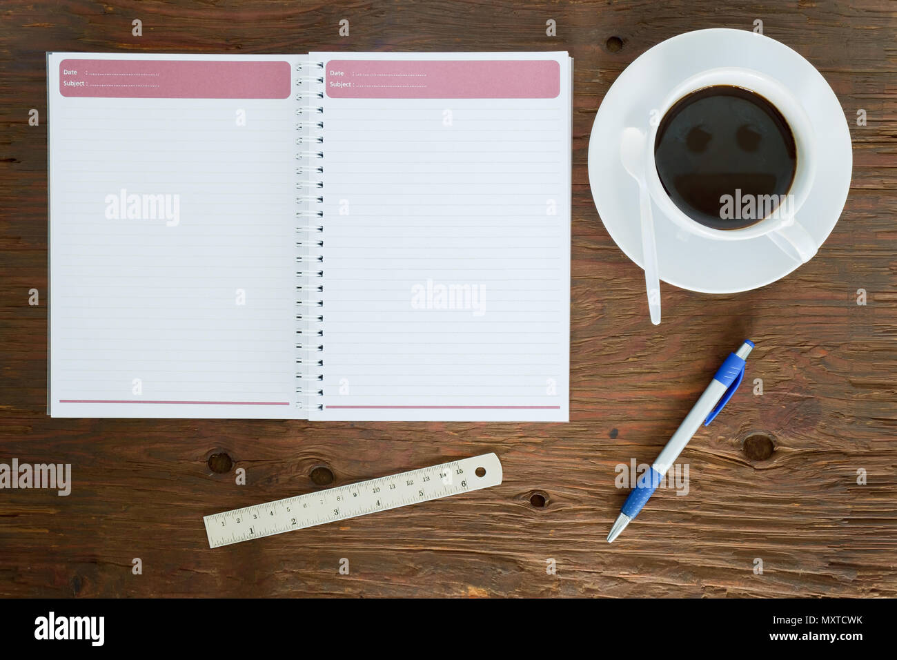 Schreibwaren und Kaffee Tasse auf Holz Hintergrund. Flach. Ansicht von oben. Stockfoto