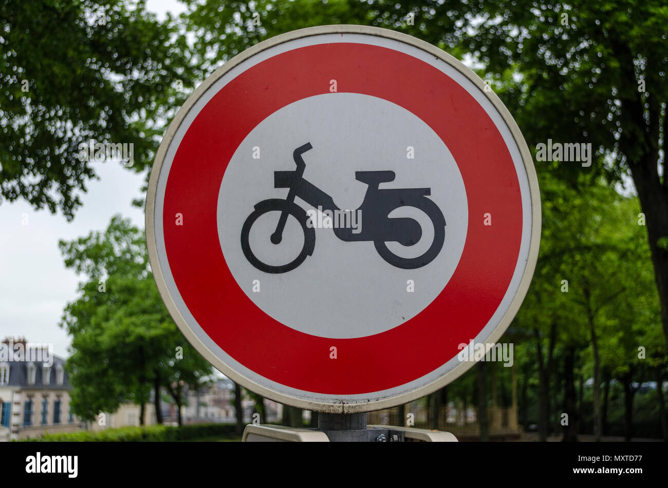 Raod Zeichen, das die Nutzung von Mopeds oder Motorräder auf der Straße verbietet in Frankreich Stockfoto