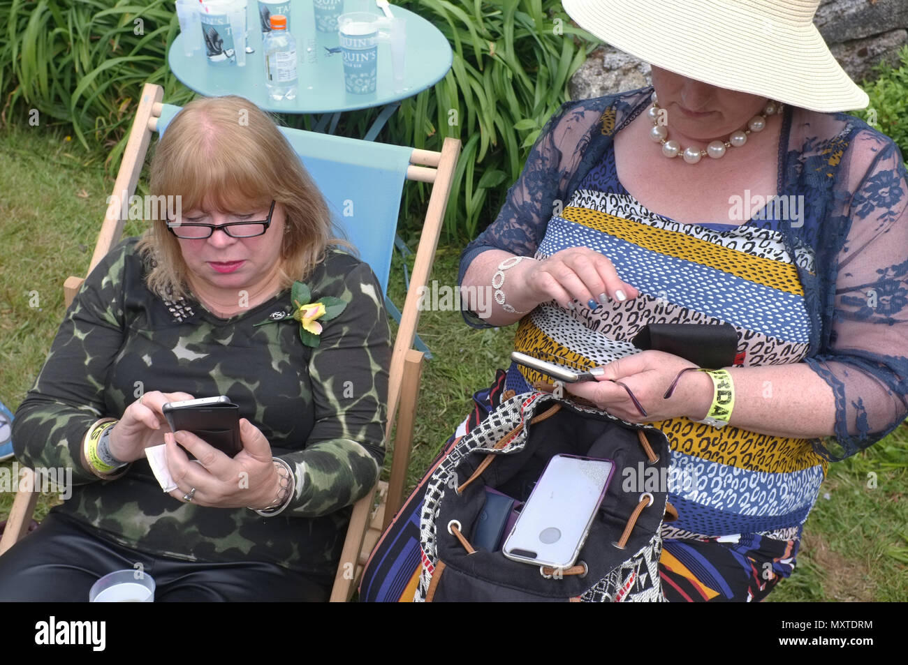 Zwei ältere Frauen auf ihren Handys. Stockfoto