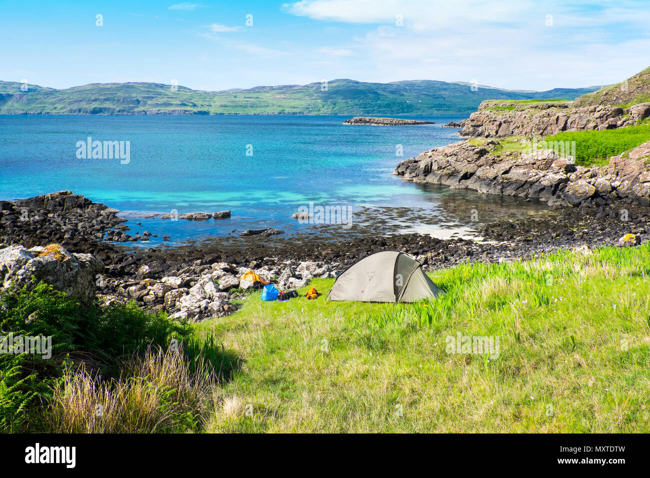 Sea kayaker Wild Camp am Strand auf der Insel Ulva an der Westküste von Schottland Stockfoto