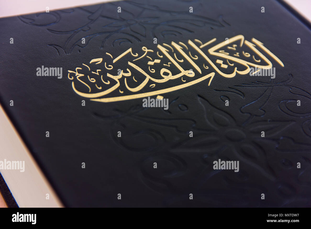 Arabische Bibel auf dem Cover in der Arabischen Bibel mit einigen Motiven geschrieben Stockfoto