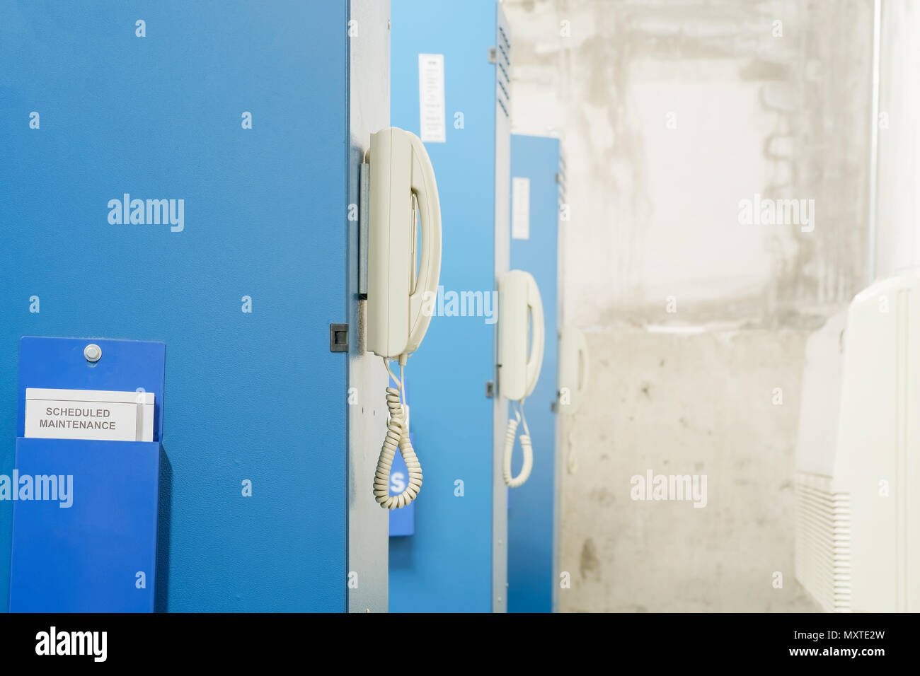 Blick auf Telefon hinter elektronischen Schaltungen. Stockfoto