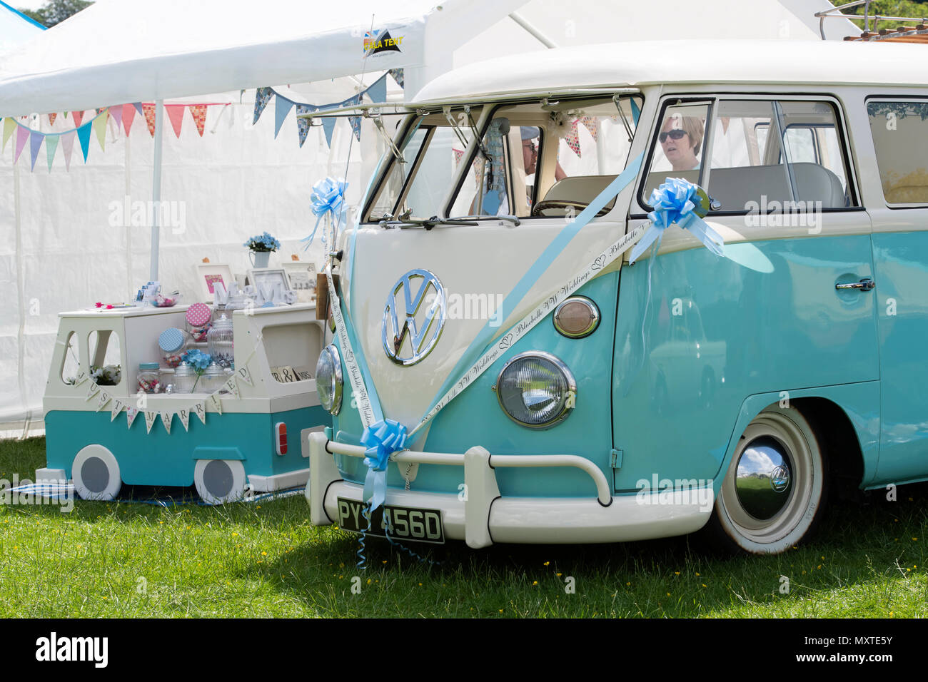 Vintage Hochzeit VW Wohnmobil mit einem Just married Zeichen auf der Frontseite an einer vw zeigen. Stoner Park, Oxfordshire, England Stockfoto