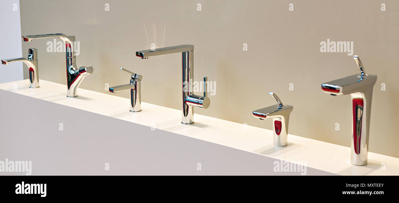Moderne Armaturen für Waschbecken, Waschbecken Stockfoto