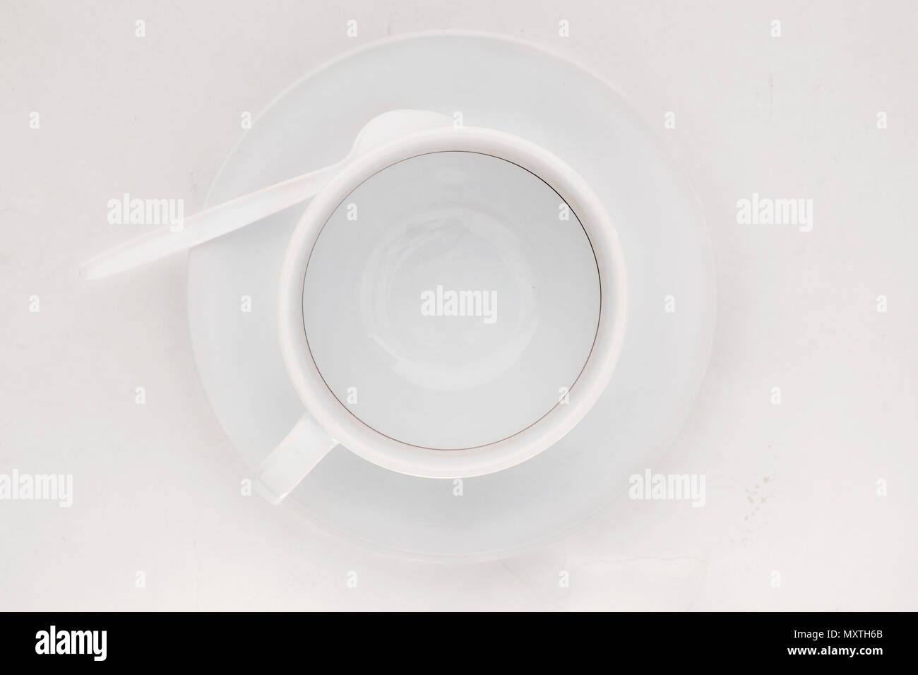 Leere Kaffeetasse mit kaffeeflecken auf weißem Hintergrund. Ansicht von oben. Stockfoto