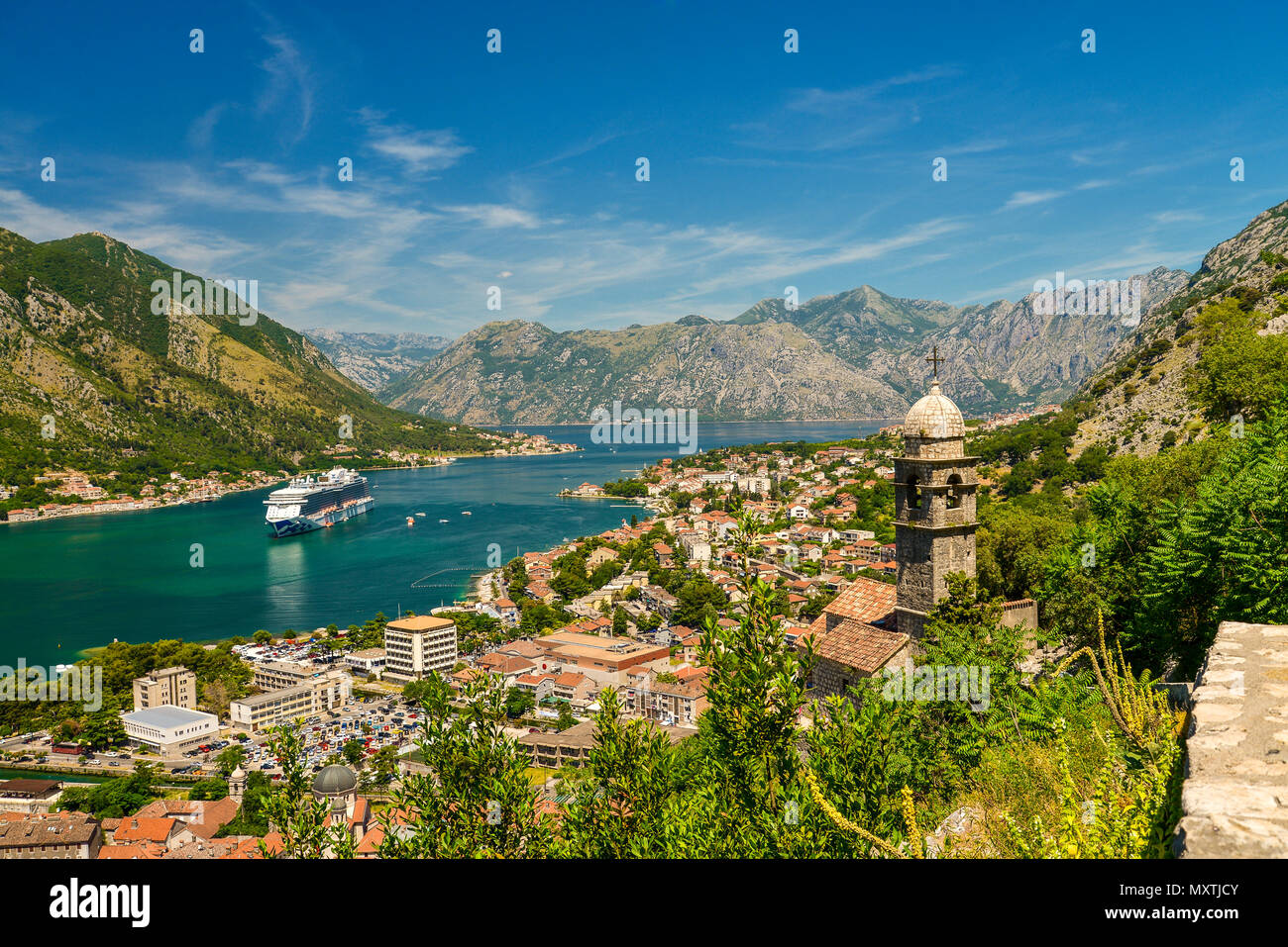 Anzeigen von Kotor, die Stadt und die Kirche Unserer Lieben Frau von Remedy von der Straße nach Kotor Festung. Montenegro Stockfoto