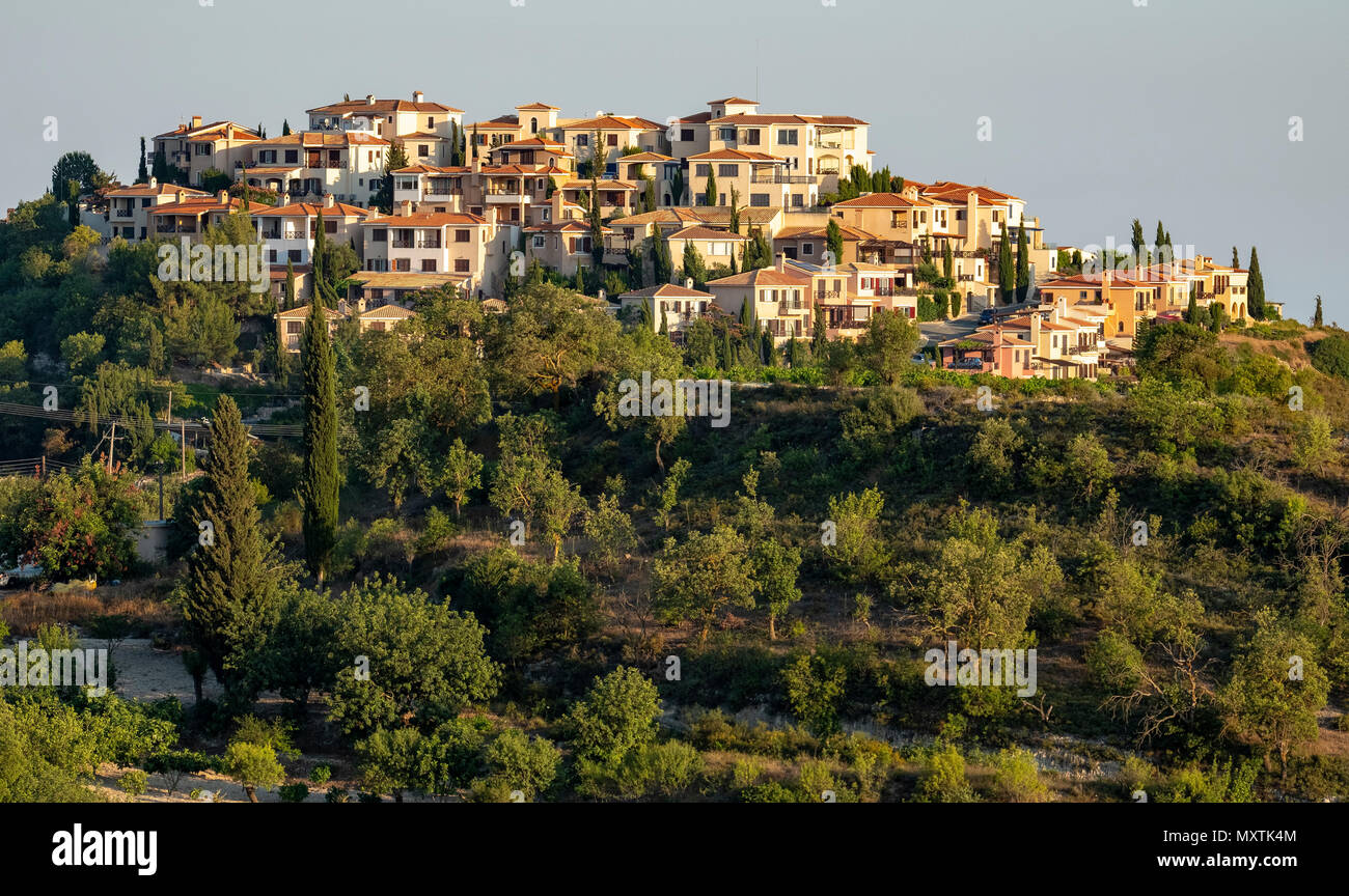 Vikla Dorf liegt hoch oben in den Hügeln mit Blick auf Paphos, Zypern. Stockfoto