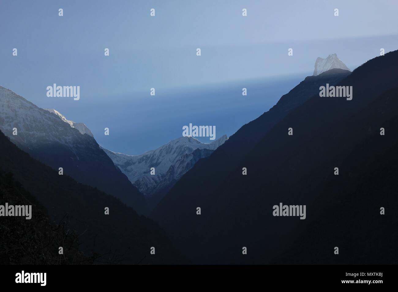 Sonnenaufgang über dem Berg Matschaputschare, Annapurna Conservation Area, Nepal. Stockfoto