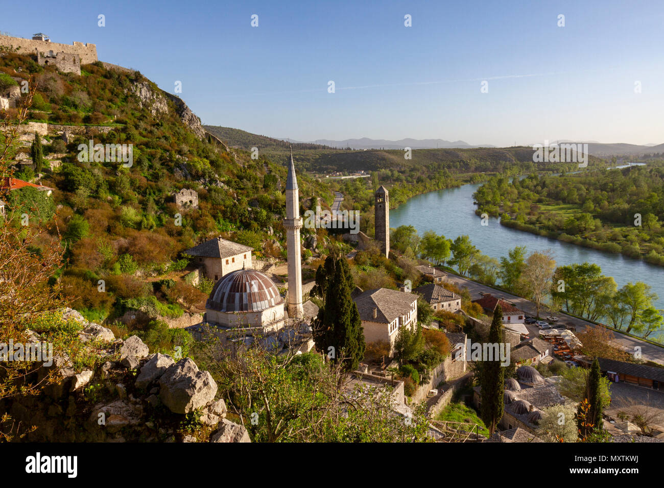 Die Überreste von Počitelj, ein UNESCO-Weltkulturerbe Stadt, Bosnien und Herzegowina, einschließlich der Hadschi Alija Moschee, der sahat Kula und den Fluss Neretva. Stockfoto