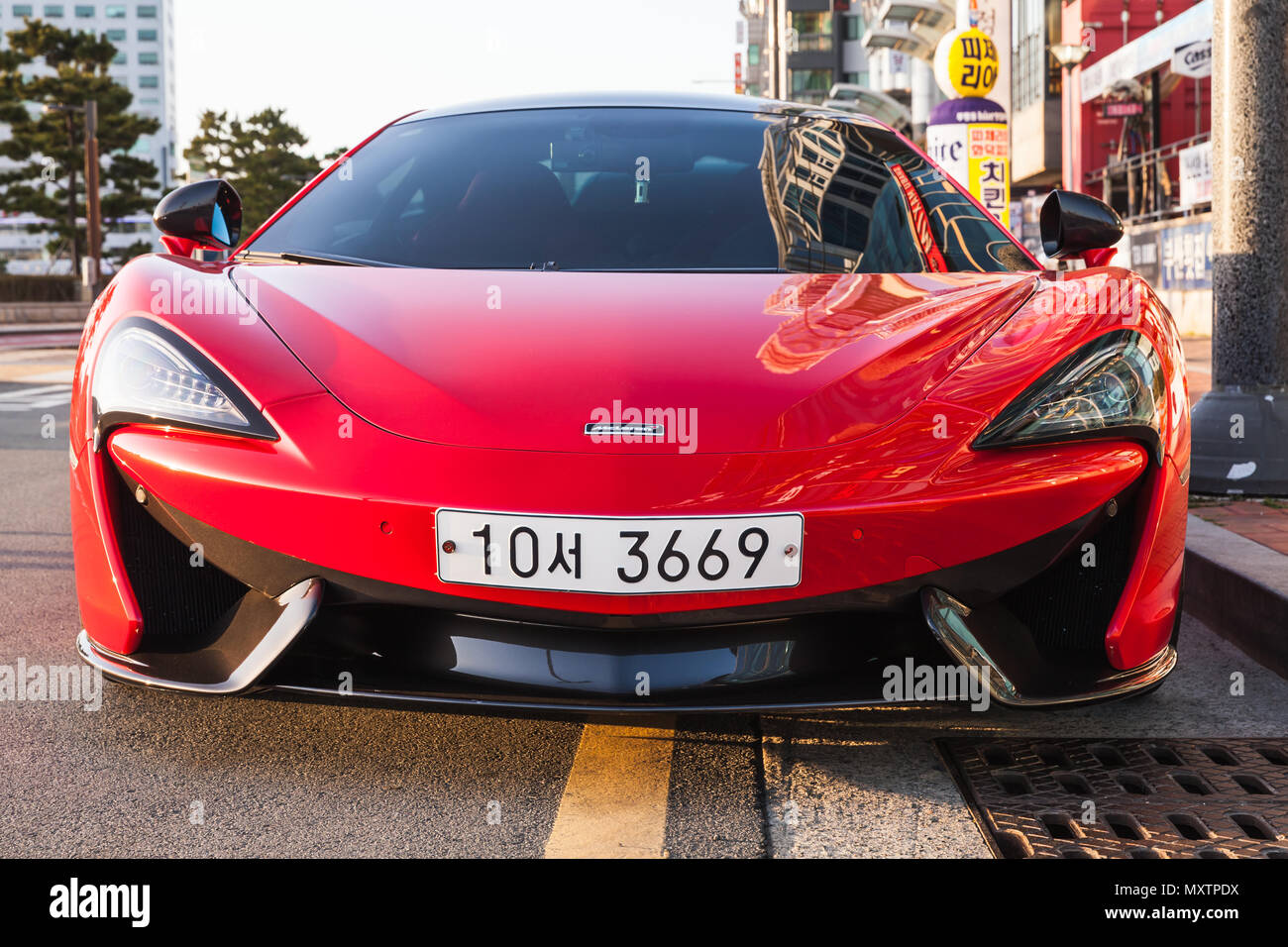 Busan, Südkorea - 16. März 2018: McLaren 570 S close-up front View, es ist ein Sportwagen entwickelt und von McLaren Automotive hergestellt Stockfoto