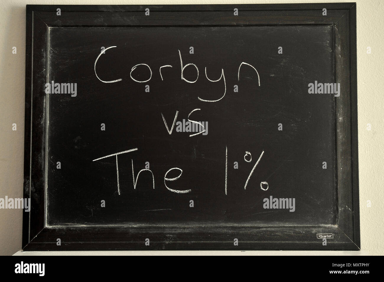 Corbyn vs. 1% in weißer Kreide auf einer Tafel geschrieben. Stockfoto