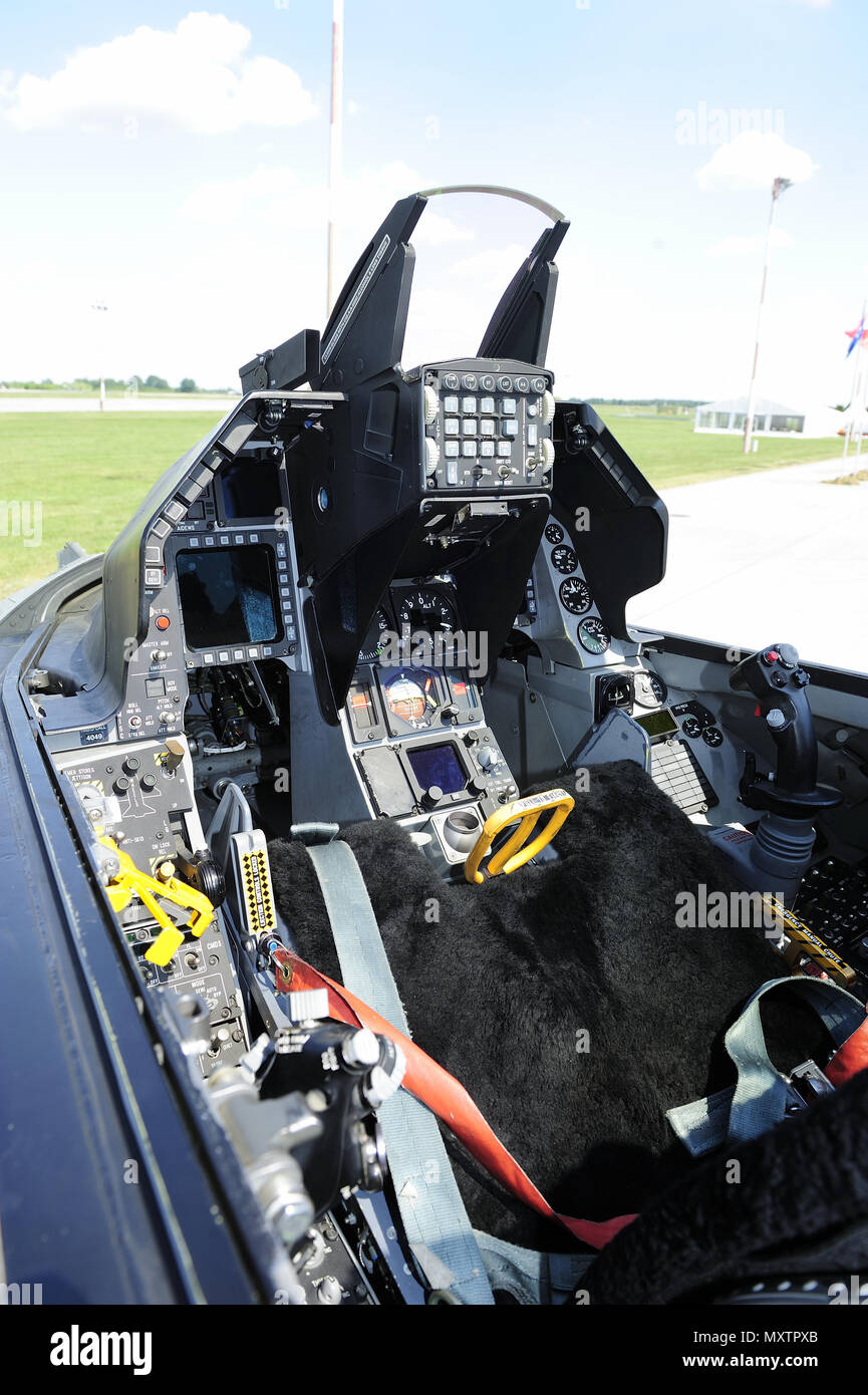 picture F16 Fighter Jet Cockpit https www alamy de luftfahrt flug flugzeug militar fighter luftangriff einheit sicherheit himmel blau raum luft flur navigation fliegen fliegen hoch kampf cockpit f 16 image188629571 html