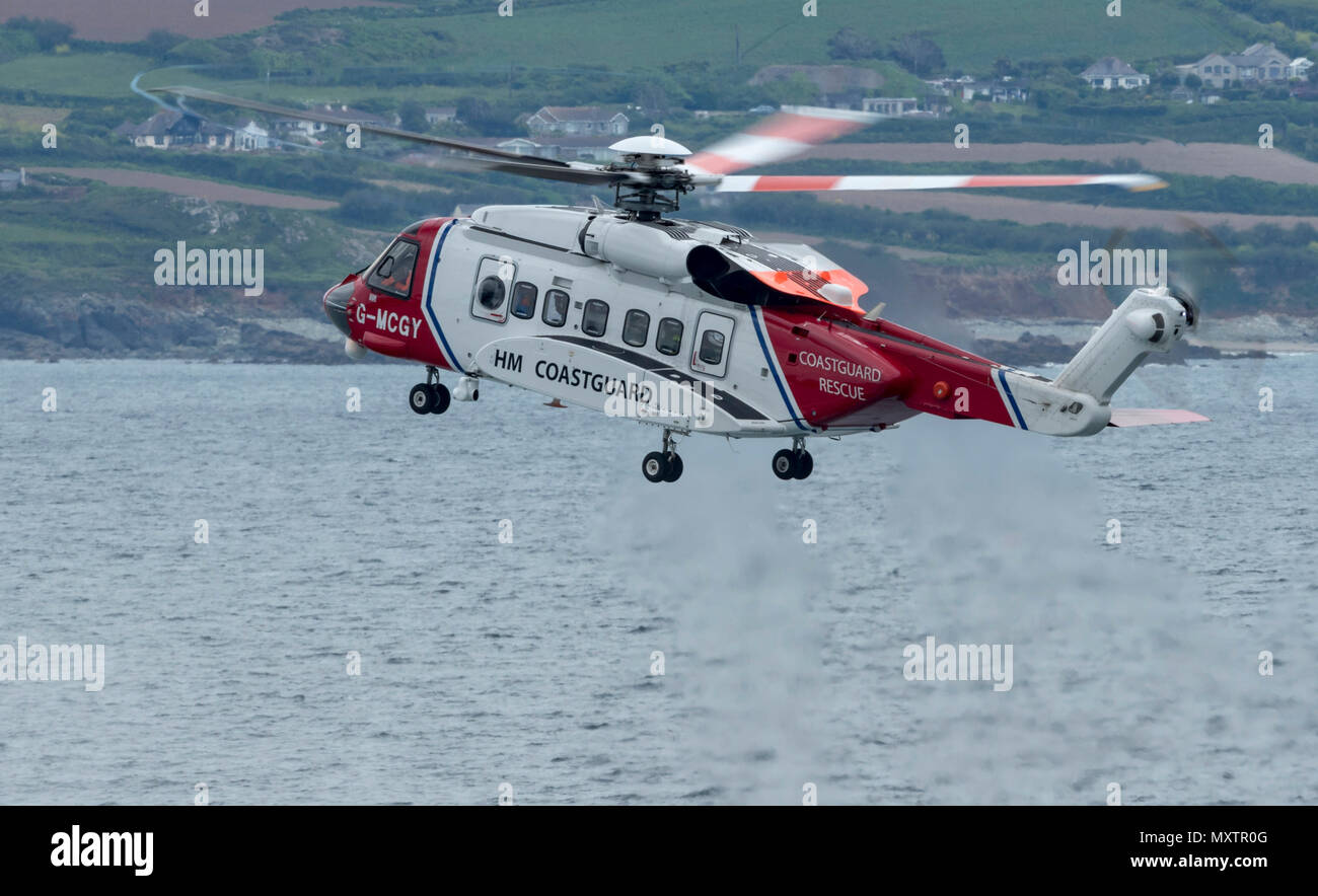 G-Hubschrauber der Küstenwache MCGY auf Übung mit der Rnli in Mounts Bay Cornwall, Großbritannien Stockfoto