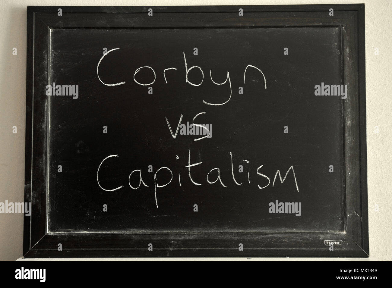 Corbyn vs Kapitalismus in weißer Kreide auf einer Tafel geschrieben. Stockfoto