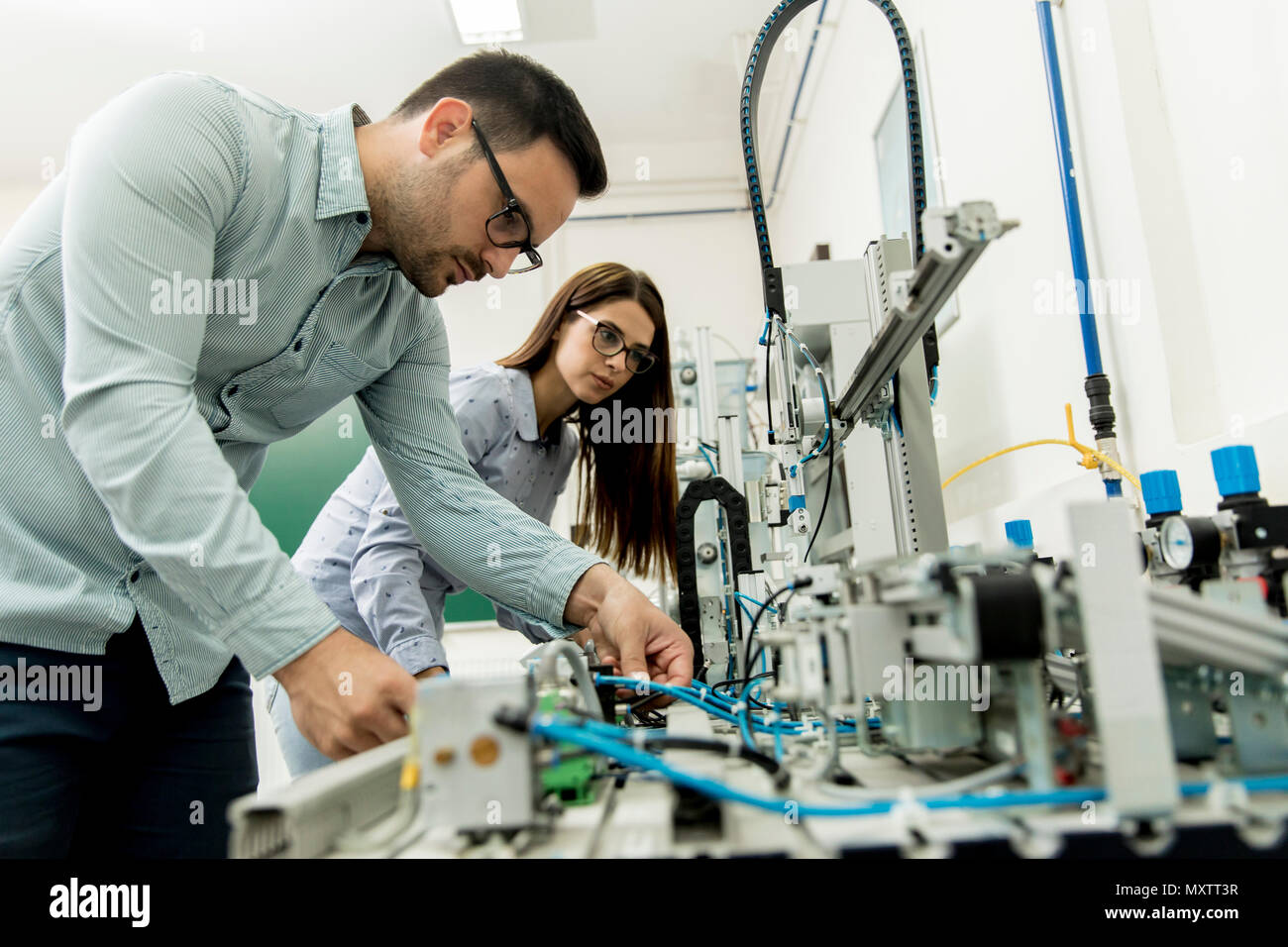 Porträt des jungen Paares von Studenten an Robotik arbeiten Stockfoto