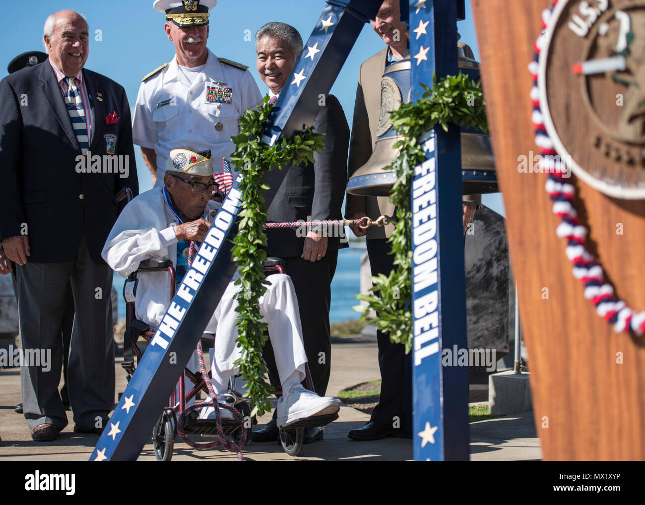 161206-N-LY 160-147 Pearl Harbor (31. 6, 2016) Ray Chavez, der älteste lebende Pearl Harbor Überlebenden, Ringe Amerikas Freiheit Bell während eines eingehenden Preisverleihung auf der USS Bowfin U-Boot Museum und Park. Dez. 7, 2016, markiert den 75. Jahrestag der Angriffe auf Pearl Harbor und Oahu. Das US-Militär und den Zustand von Hawaii sind eine Reihe von Erinnerung Veranstaltungen während der Woche, den Mut und die Opfer derjenigen, Dez. 7, 1941 zu Ehren, und in der gesamten pazifischen Theater. Als Pacific Nation, den USA ist verpflichtet, ihre Verantwortung für den Schutz der Pazifischen Meer-zu-lan weiter Stockfoto