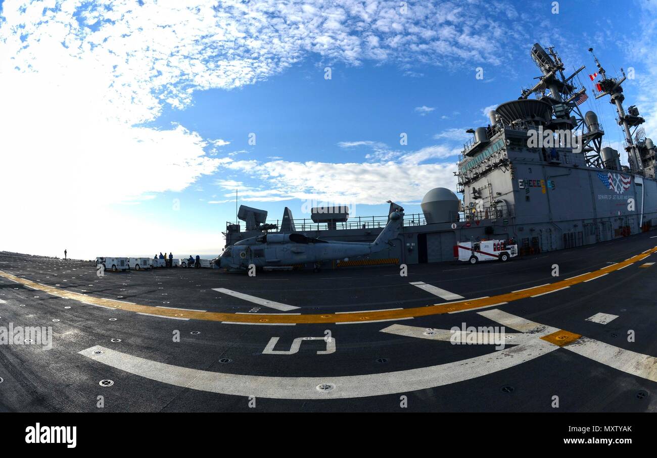 MAYPORT, Florida (31. 5, 2016) - Amphibisches Schiff USS Iwo Jima (LHD7) fährt Naval Station Mayport. Iwo Jima ist unterwegs die Mobilität - Engineering (MOB-E) und Mobilität - Seemann (MOB-S) Zertifizierungen als Teil des Schiffes vor der Bereitstellung Qualifizierung. (U.S. Marine Foto von Petty Officer 3. Klasse Jess E. Toner/Freigegeben) Stockfoto