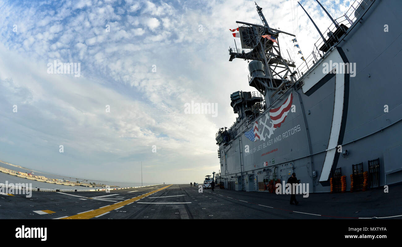 MAYPORT, Florida (31. 5, 2016) - Amphibisches Schiff USS Iwo Jima (LHD7) fährt Naval Station Mayport. Iwo Jima ist unterwegs die Mobilität - Engineering (MOB-E) und Mobilität - Seemann (MOB-S) Zertifizierungen als Teil des Schiffes vor der Bereitstellung Qualifizierung. (U.S. Marine Foto von Petty Officer 3. Klasse Jess E. Toner/Freigegeben) Stockfoto
