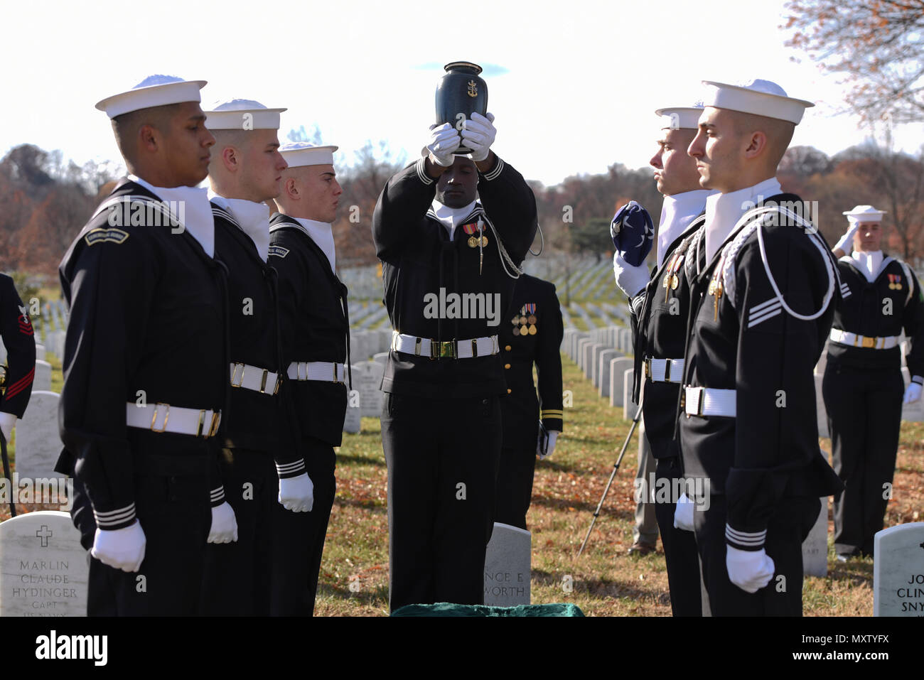 161205-N-MD 297-065 Arlington, Virginia (31. 5, 2016) Petty Officer 2nd class Andrew Johnson, der U.S. Navy zeremoniellen Guard zugeordnet, senkt die cremains von vor der Master Chief Petty Officer der Marine (MCPON) William "Bill" H. Plackett während einer Beisetzung Zeremonie auf dem Arlington National Cemetery. Plackett, der sechste der Marine wurde MCPON am Okt. 1, 1985, gestorben, 4. März 2016, im Alter von 78 Jahren. (U.S. Marine Foto von Petty Officer 2. Klasse Huey D. Jüngeren jr./Freigegeben) Stockfoto