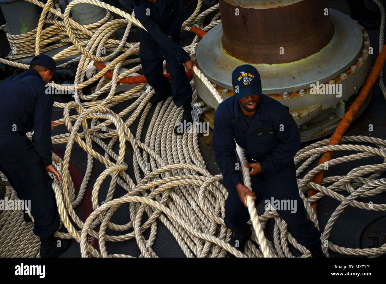 MAYPORT, Florida (31. 5, 2016) - Segler hebe Festmacher auf der fantail von Amphibisches Schiff USS Iwo Jima (LHD7). Iwo Jima ist unterwegs die Mobilität - Engineering (MOB-E) und Mobilität - Seemann (MOB-S) Zertifizierungen als Teil des Schiffes vor der Bereitstellung Qualifizierung. (U.S. Marine Foto von Petty Officer 3. Klasse Jess E. Toner/Freigegeben) Stockfoto