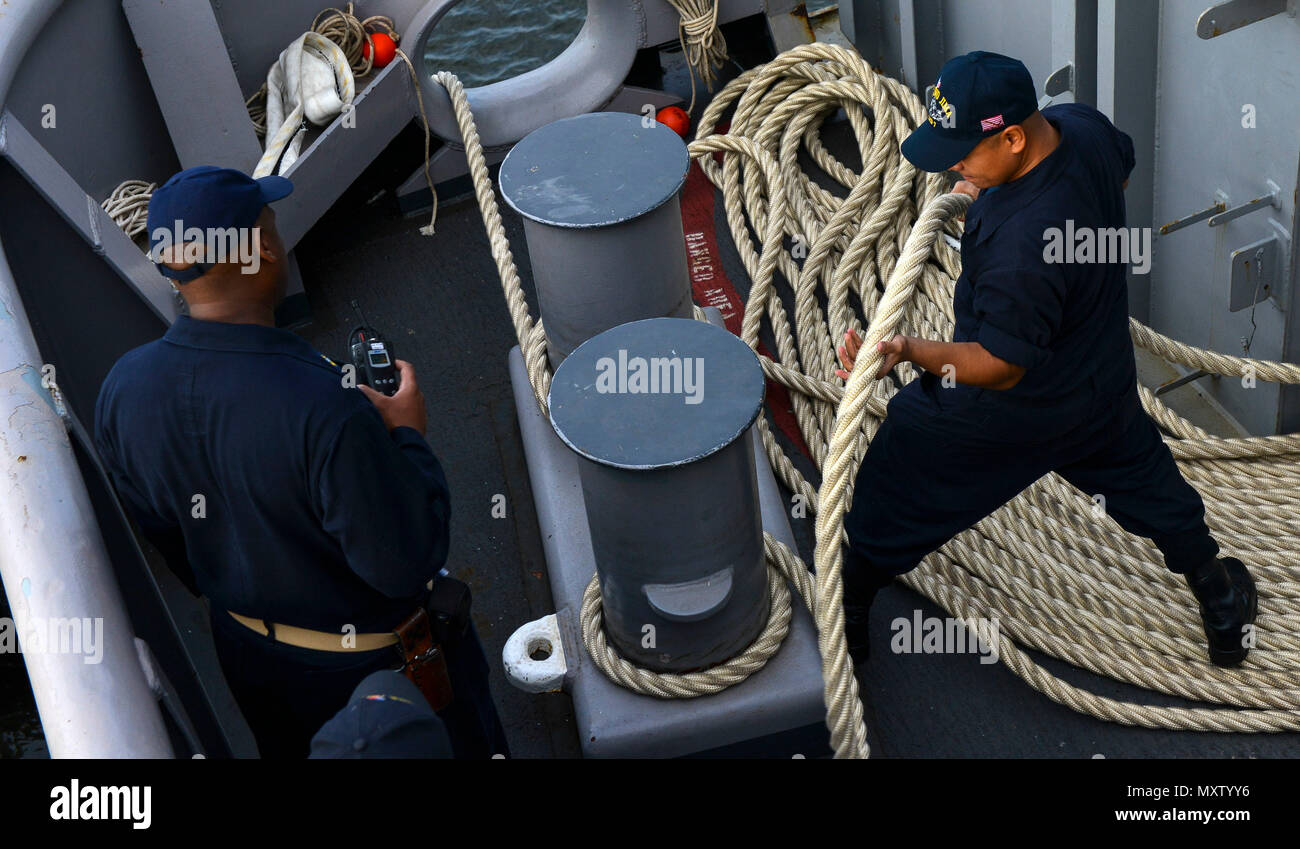 MAYPORT, Florida (31. 5, 2016) - Segler hebe Festmacher auf der fantail von Amphibisches Schiff USS Iwo Jima (LHD7). Iwo Jima ist unterwegs die Mobilität - Engineering (MOB-E) und Mobilität - Seemann (MOB-S) Zertifizierungen als Teil des Schiffes vor der Bereitstellung Qualifizierung. (U.S. Marine Foto von Petty Officer 3. Klasse Jess E. Toner/Freigegeben) Stockfoto