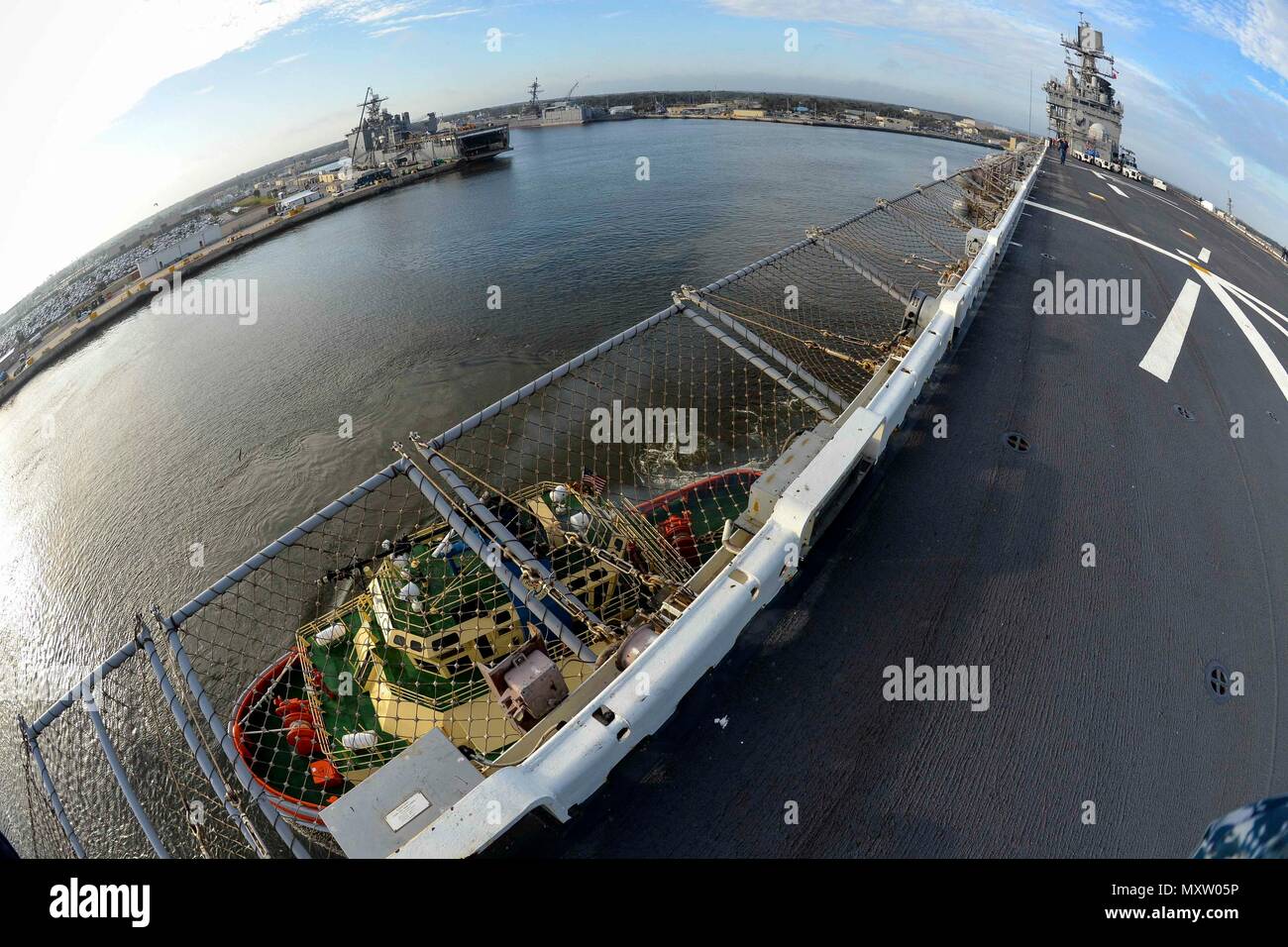 161205-N-ZB 097-147 Mayport, Florida (31. 5, 2016) Amphibisches Schiff USS Iwo Jima (LHD7) fährt Naval Station Mayport. Iwo Jima ist unterwegs die Mobilität - Engineering (MOB-E) und Mobilität - Seemann (MOB-S) Zertifizierungen als Teil des Schiffes vor der Bereitstellung Qualifizierung. (U.S. Marine Foto von Petty Officer 3. Klasse Jess E. Toner/Freigegeben) Stockfoto